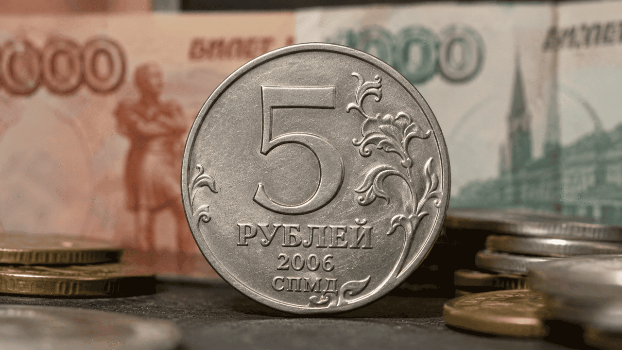 Обычные 5 рублей могут стоить состояние: монету 2006 года СПМД оценивают в 1,1 млн рублей Иногда в копилке действительно попадаются редки...