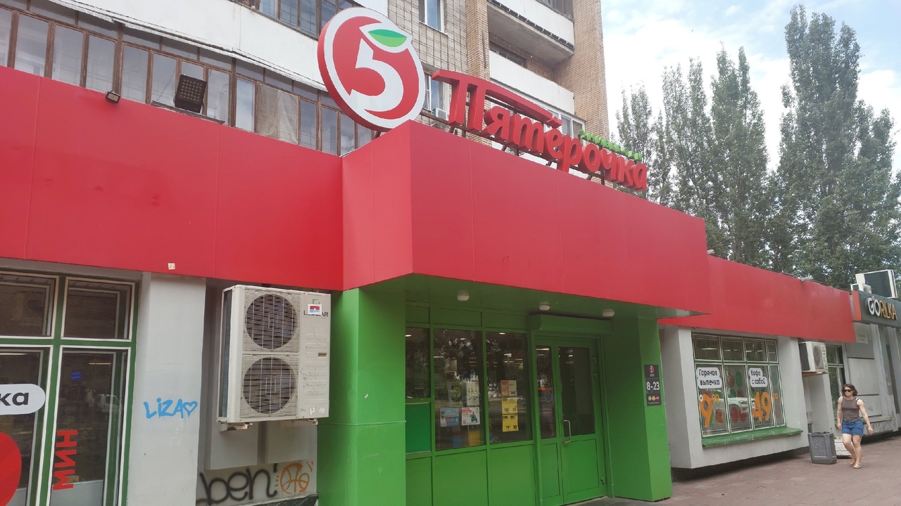 Покупателей в магазины больше не впустят: "Пятерочка", "Магнит" и "Перекресток" вводят новые жесткие ограничения Узнайте, как дарксторы меняют рынок розничной т...