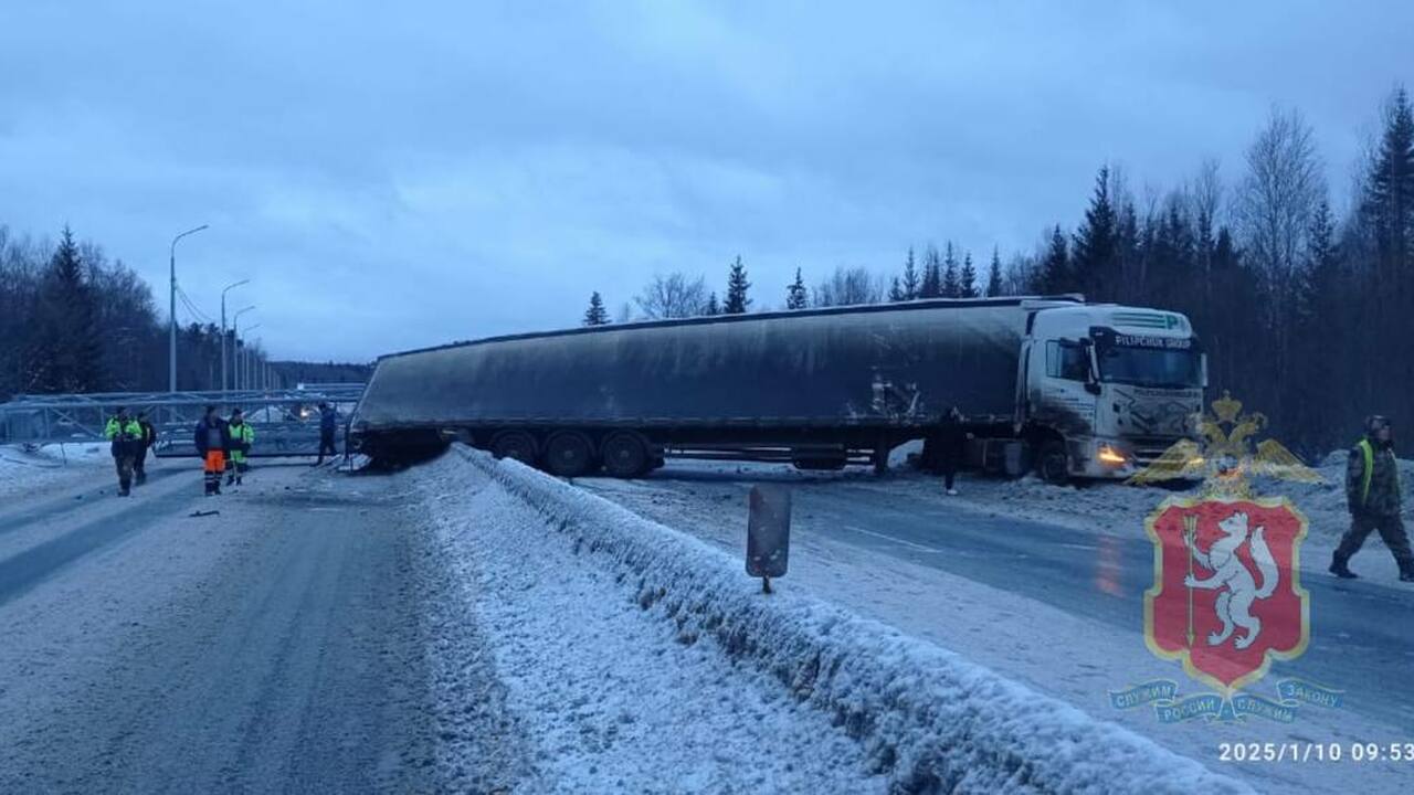 Водитель большегруза потерял контроль над автом...