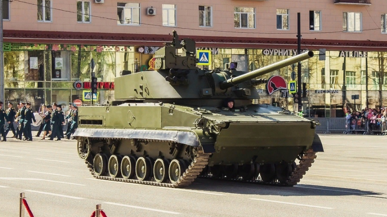 Участница парада в Перми потеряла туфлю Инцидент случился на Октябрьской площади