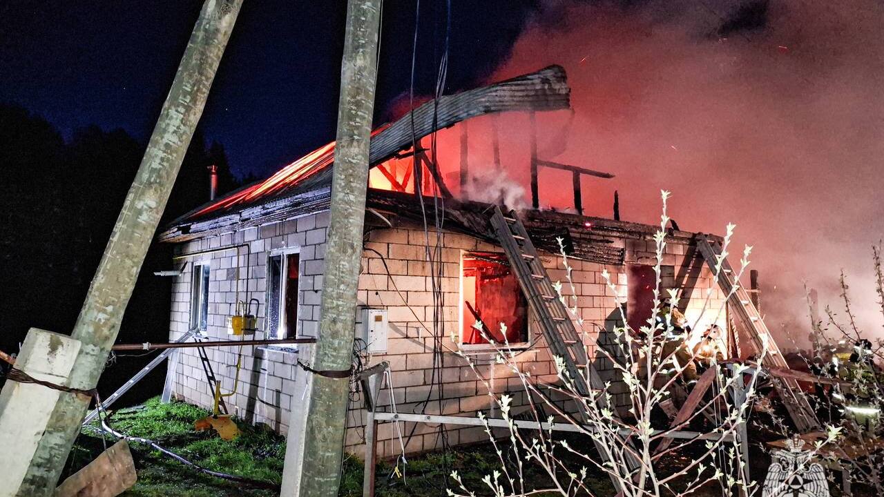 На пожаре в Прикамье спасена женщина В настоящее время дознаватель МЧС России провод...