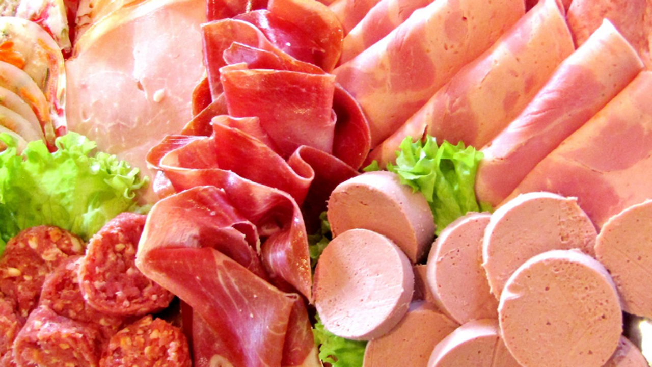 Эксперты рассказали, какие продукты производители добавляют «мясной клей» Специалисты Роспотребнадзора всё чаще обнаружив...