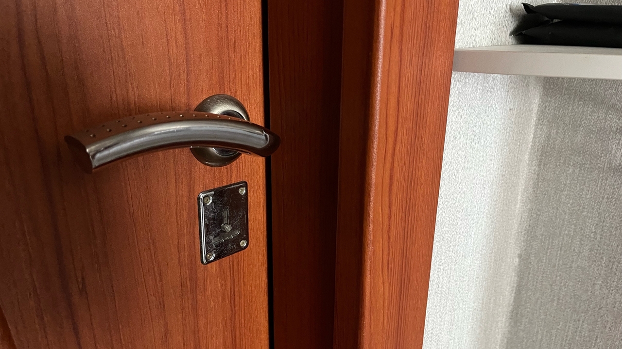 Обои в прихожей быстро теряют вид: 4 материала, которые все чаще выбирают вместо них Чем отделать стены в прихожей вместо обоев: раз...