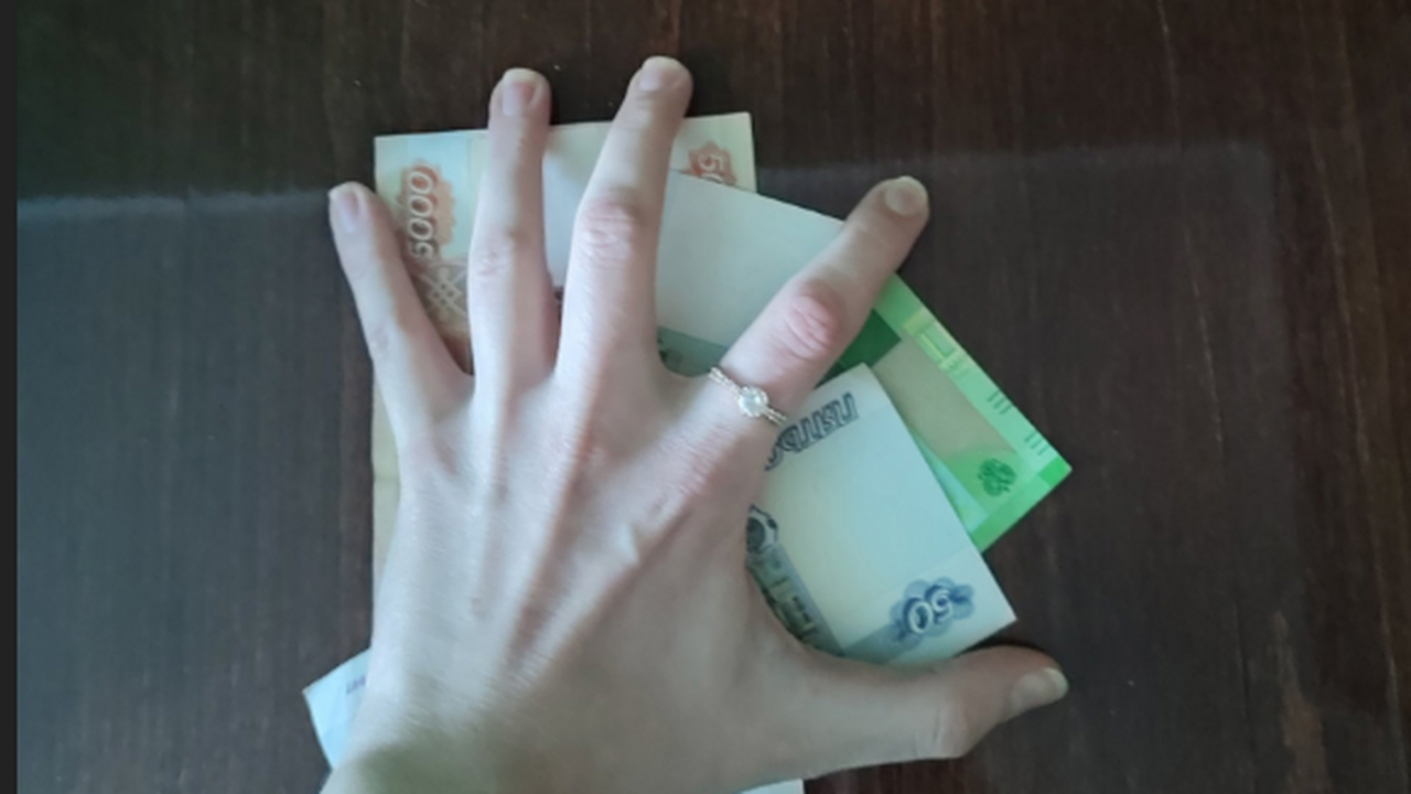 Следствие считает, что деньги выводились через ...