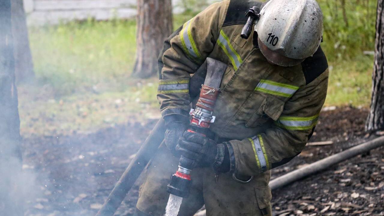 На пожаре в Прикамье спаслись 6 человек Для борьбы с огнём на месте были 17 человек лич...