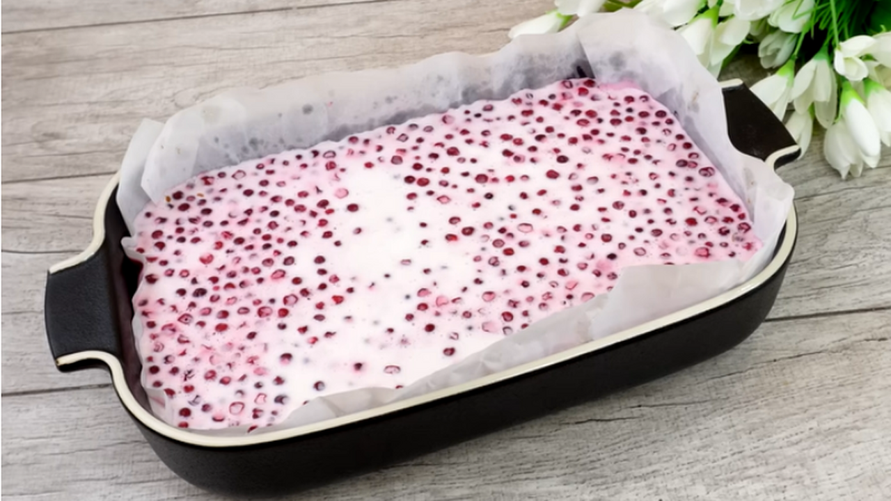 Моя дочь его просто обожает и называет тортом. Невероятно вкусный пирог-торт «Ягодка» Пирог «Ягодка» — это не просто десерт, а настоя...