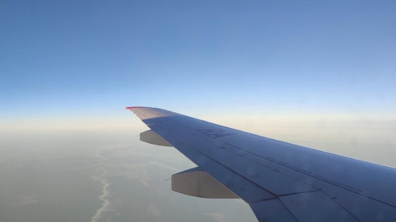Самолёт Boeing 737-800 столкнулся с птицей во время захода на посадку в Перми По информации с онлайн-табло аэропорта, рейс пр...