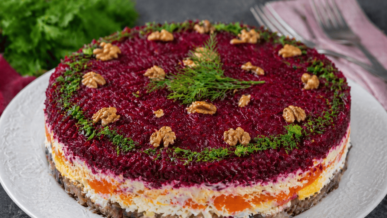 Попробуйте этот свекольный салат — готовится пр...