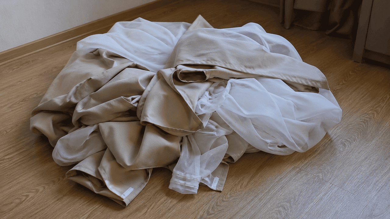 Старые плотные шторы, которые годами пылились н...