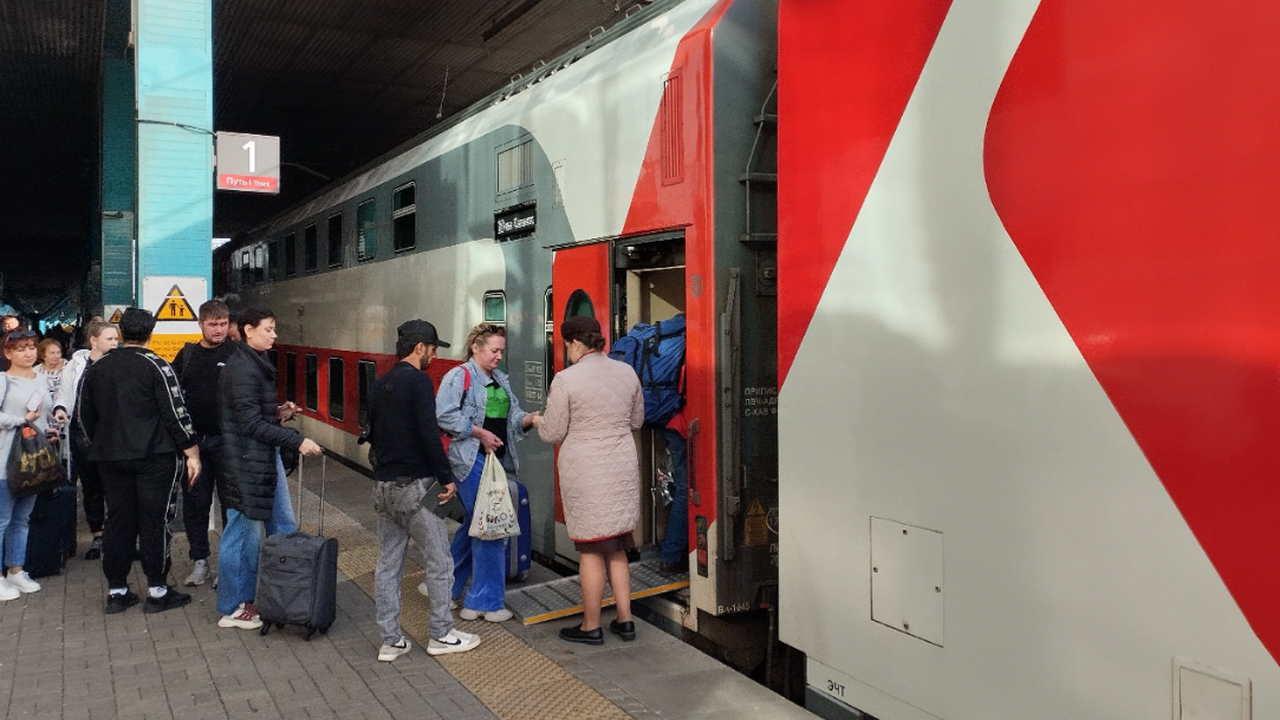 Откровения проводницы РЖД: за занавесками в плацкарте слышны охи-вздохи, и каждый рейс у пассажиров что-нибудь пропадает Проводник поезда: кто он – просто продавец чая ...