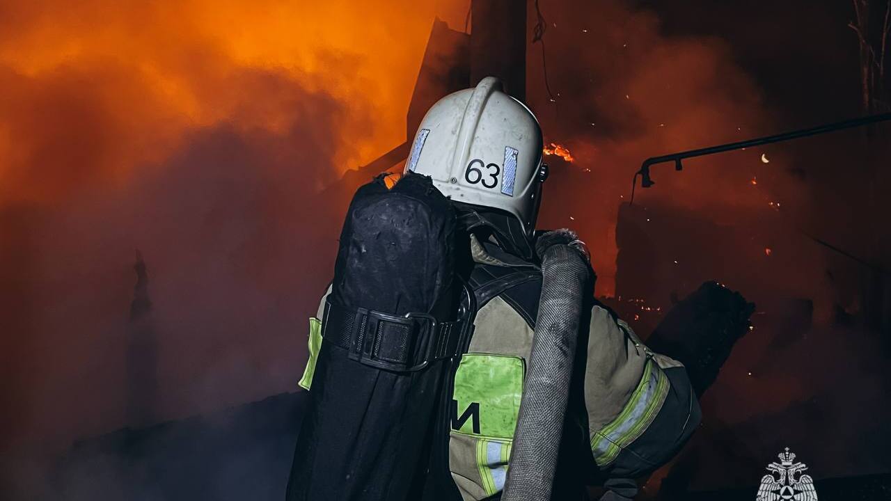 Поздним вечером в одной из квартир на улице Кра...