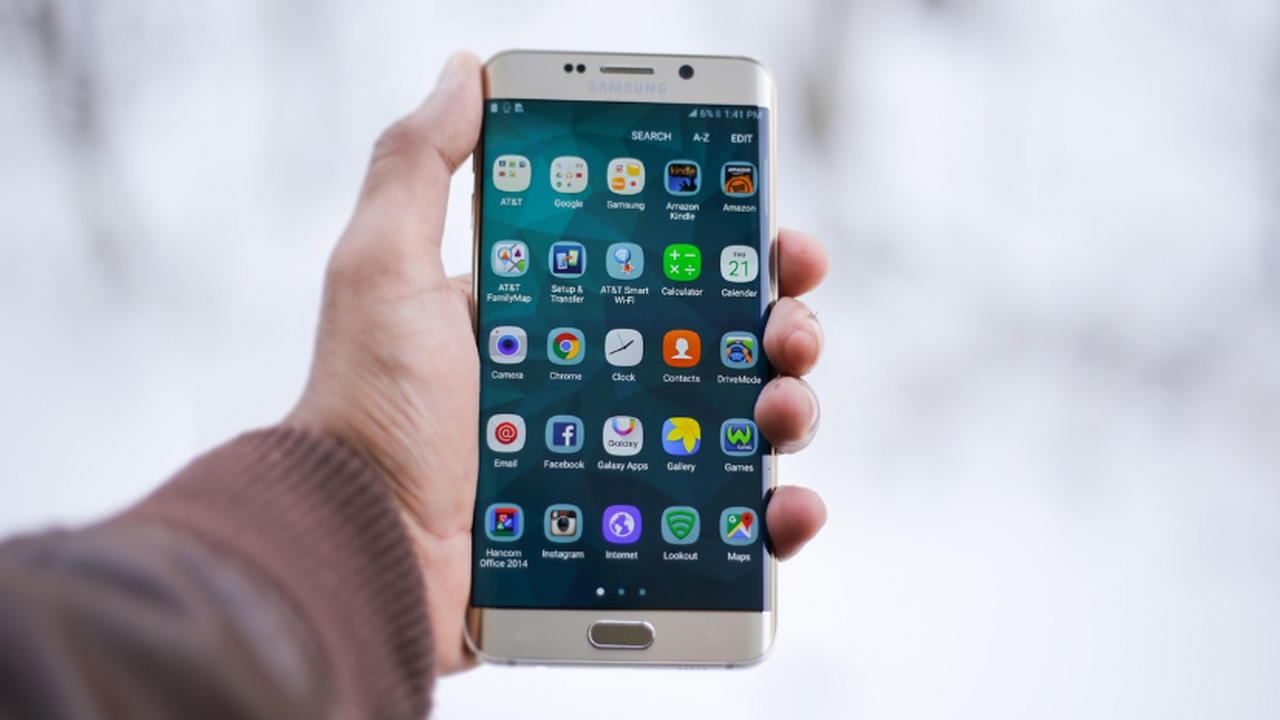 В прошлом году Samsung выпустила своё первое фи...