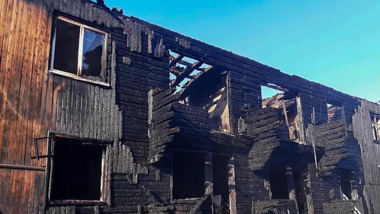 В Прикамье сотрудники ГАИ эвакуировали из горящего дома 2 людей и кошку На данный момент жизни спасённых вне опасности