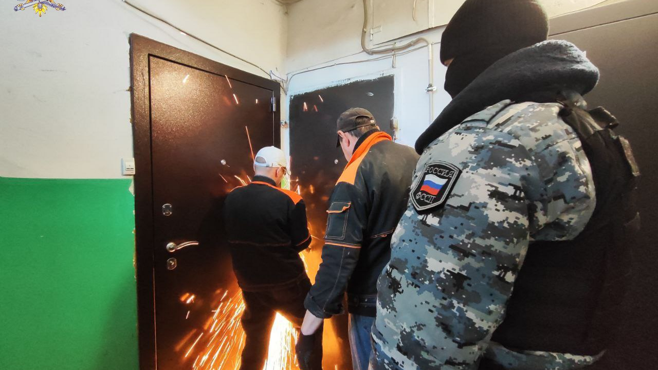 Жильцы дома на улице Тимирязева в Перми почти г...