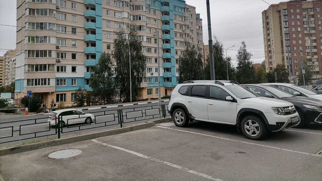 Жильцы часто пытаются «застолбить» себе место в...