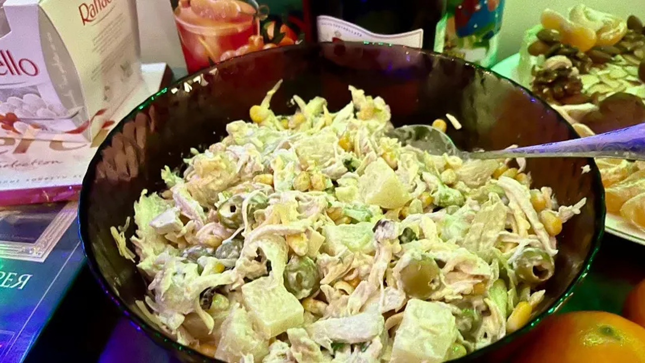 Долго искала этот старый рецепт из СССР. Вкуснее салата в жизни не ела, рассказал повар. Салат "Белый", он просто восхитительный Салат «Белый» — это простое, но невероятно вкус...