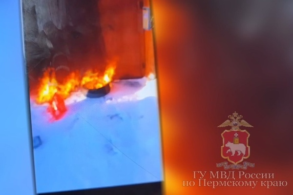 В Перми мужчина поджег многоквартирный деревянный дом и снял это на камеру