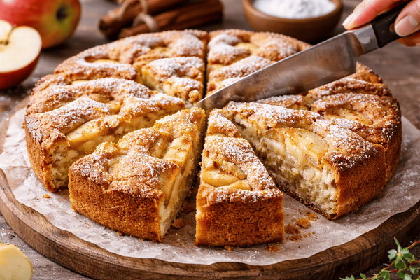 Даже у новичков получается с первого раза: рецепт шарлотки, которая выходит высокой и аккуратной