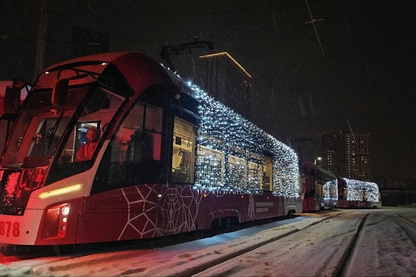 В Перми на маршруты вышли новогодние трамваи