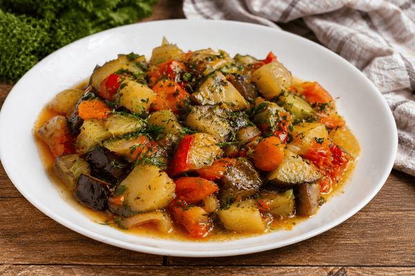 Быстро, вкусно и по-домашнему: классическое овощное рагу, которое получается сытным всего за 30 минут