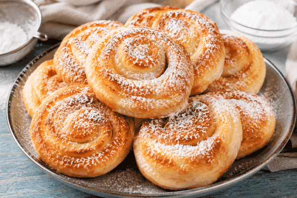 Всего 20 минут и гора вкуснейшей выпечки готова: восточные улитки на кефире покоряют с первого кусочка