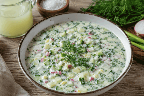 Такой вкусной окрошки я раньше не ела: весь секрет оказался в заправке, после которой обычный суп становится идеальным