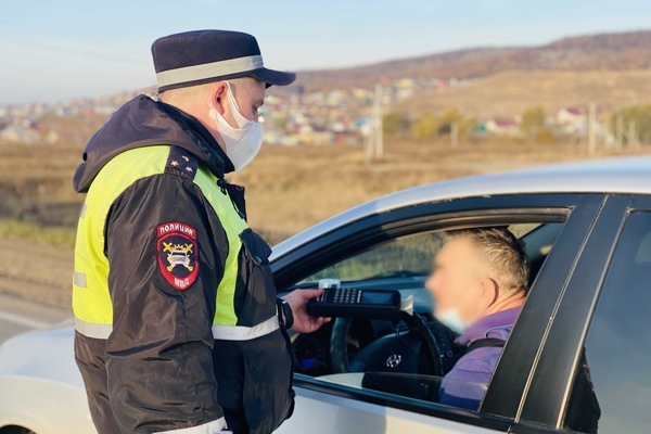 Водителей могут наказать даже за лекарства из домашней аптечки: в ГИБДД объяснили, когда привычный препарат становится опасным