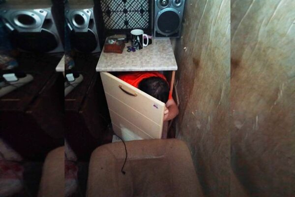 В Соликамске мужчину, находящегося в розыске, нашли в тумбе