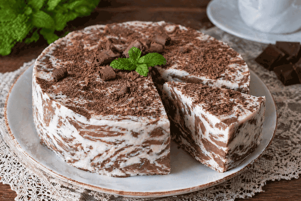 Без духовки и лишних хлопот получается идеальный десерт: как приготовить торт из какао и сметаны без выпечки и коржей