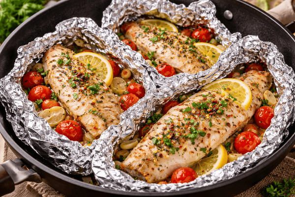 Рыба получается крайне сочной, что невозможно оторваться: как готовлю её без духовки и жарки всего за 10 минут