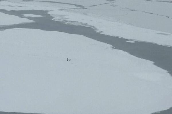 На Каме в Перми спасли двух рыбаков с ломаной льдины