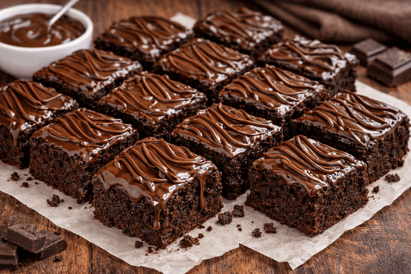 Смешиваю просто 2 ингредиента: через полчаса пышненькие шоколадные пирожные с какао уже готовы — максимально просто и неимоверно вкусно