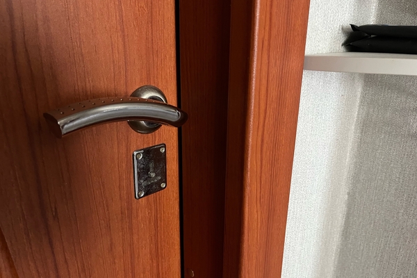 Обои в прихожей быстро теряют вид: 4 материала, которые все чаще выбирают вместо них