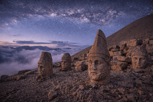 Забытое царство на вершине горы: кто и зачем оставил каменных гигантов высоко в облаках