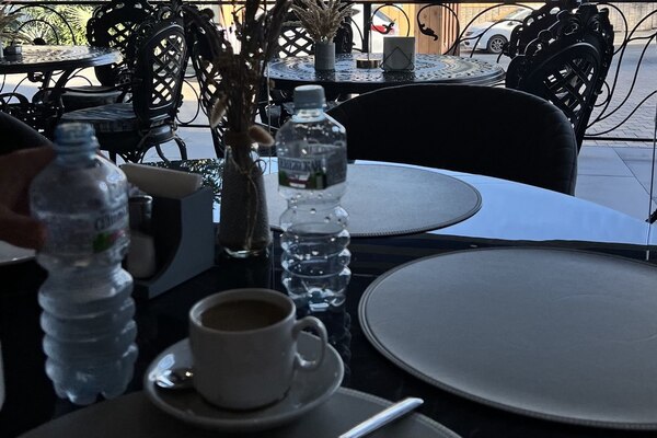 Туристы покинули Пицунду после ужина в советской столовой