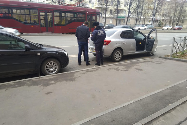 Инспектор ДПС может поймать водителя на слове: какие фразы на обочине легко оборачиваются крупным штрафом