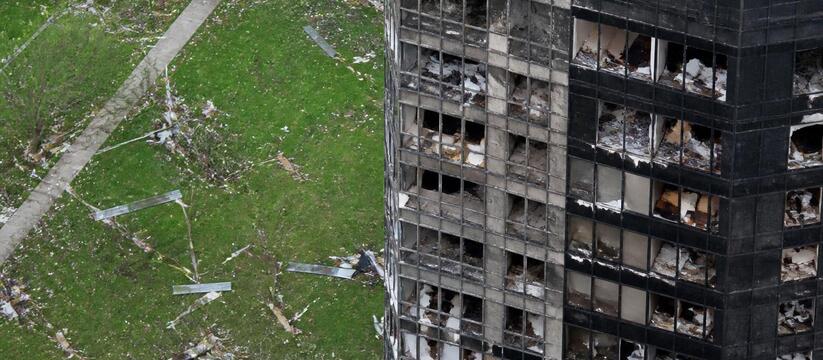 В Китае мощный смерч выбросил мужчину с 12-го э...