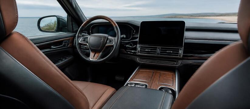 Новый Mitsubishi Pajero впервые показал салон: рамная база Triton, мягкие кресла и премиальный уклон Mitsubishi представила салон нового Pajero с пр...