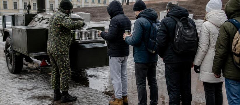 В Финляндии нуждающихся начали кормить супом перед выдачей продуктов В Тампере волонтёры Красного Креста кормят нужд...
