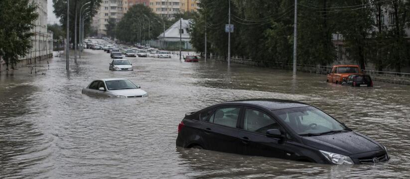 В Перми за ночь выпала месячная норма осадков, в крае — потоп и ЧП с поездом В Перми за ночь выпала месячная норма осадков. ...