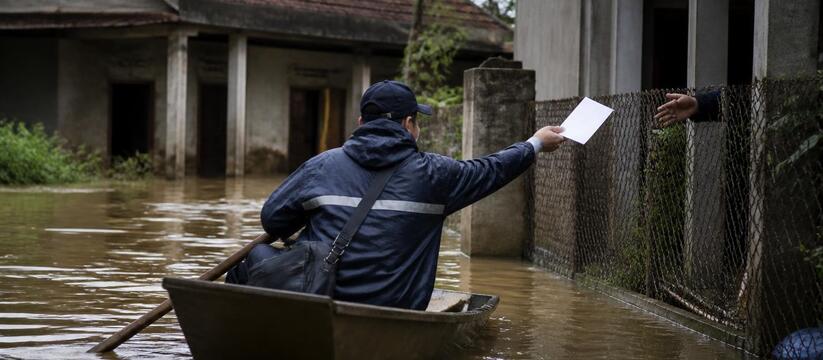 Почта доставляет пенсии в затопленное село Кын на лодках Почта России доставляет пенсии и социальные вып...