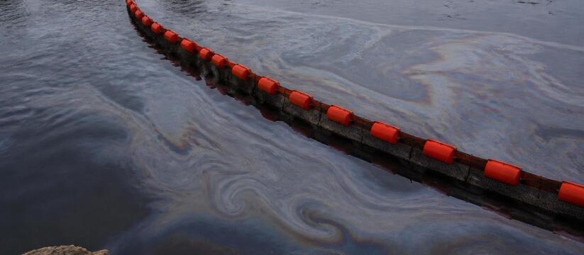 На реке Мулянке в Перми установили заграждения из-за разлива нефтепродуктов В Перми на реке Мулянке установили боновые загр...