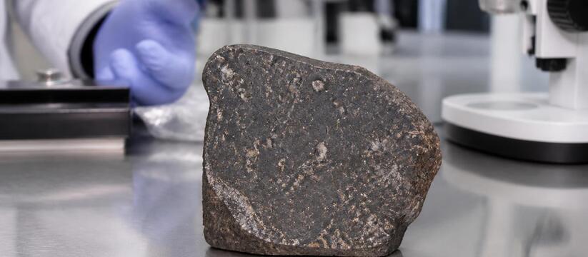 В метеорите из США нашли внеземные молекулы Астрономы нашли в метеорите из США внеземные мо...