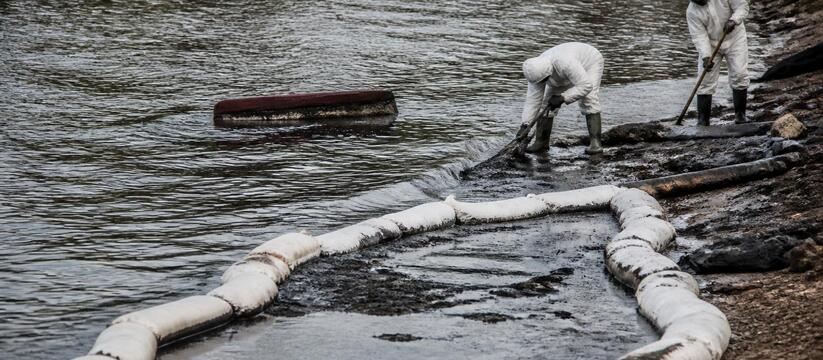 На ликвидации разлива нефтепродуктов в Перми работают 163 человека В Перми продолжают ликвидацию разлива нефтепрод...