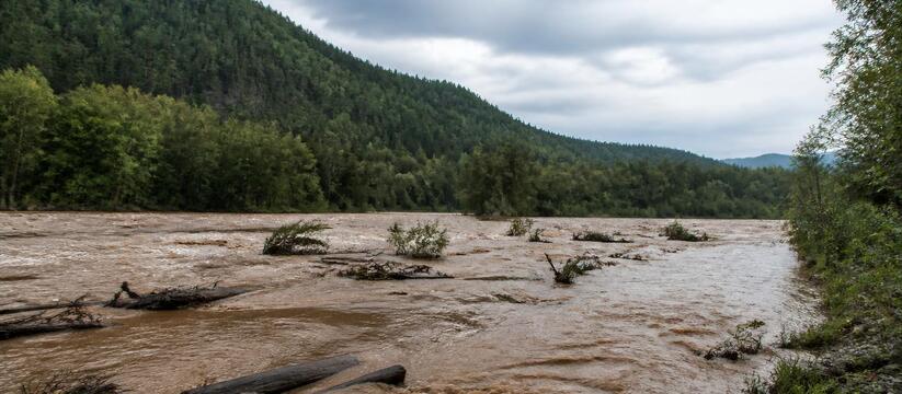 В Усьве из-за паводка отмечается опасное повышение уровня воды В реке Усьве из-за ливней начался паводок: вода...