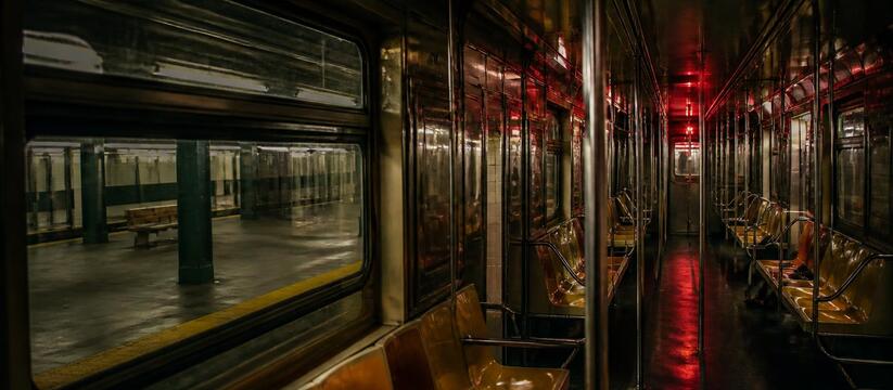 Почти 700 пассажиров застряли в вагоне метро на час Почти 700 пассажиров провели час в заблокирован...