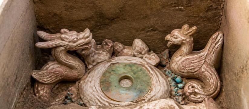 В Китае нашли захоронение возрастом 4300 лет с драконами и фениксом В Китае обнаружено захоронение возрастом 4300 л...