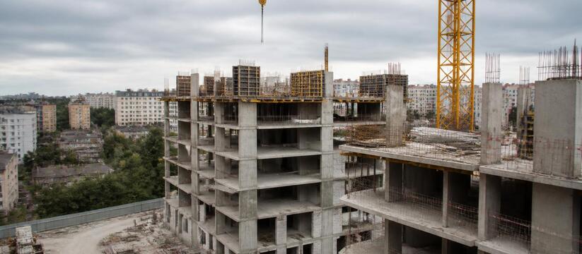Накренившийся долгострой на улице КИМ в Перми снова продают за 179,5 млн рублей В Перми повторно выставили на торги недостроенн...