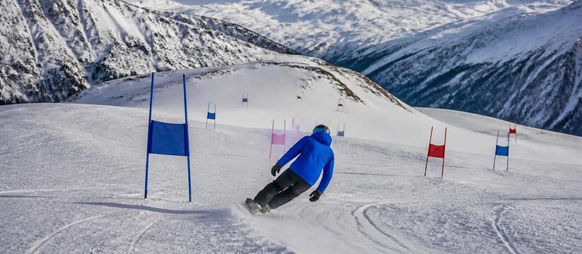 19 российских лыжников и сноубордистов получили нейтральный статус от FIS FIS предоставила нейтральный статус 19 российск...