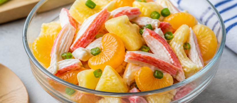 Рецепт крабового салата с мандаринами и ананаса...